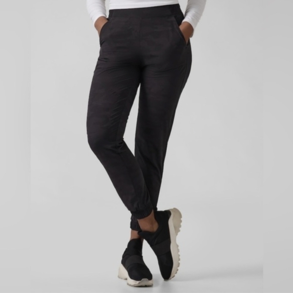 Athleta Brooklyn Textured Lined Joggers, Color Black Camo Size 10T